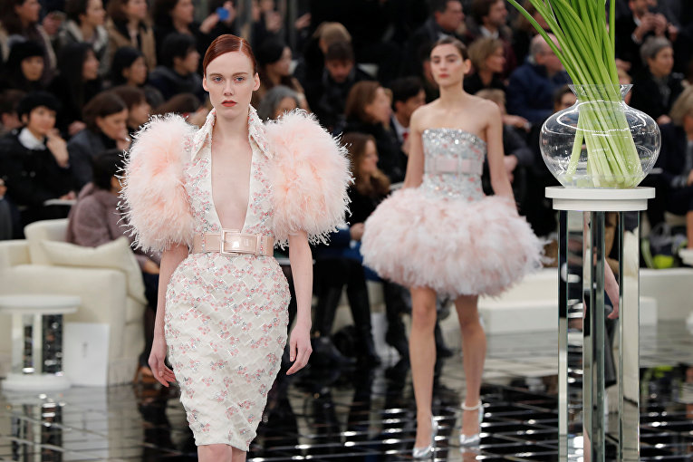 Модель представляет коллекцию Карла Лагерфельда на показе мод весна-лето 2017 Chanel Couture в Париже