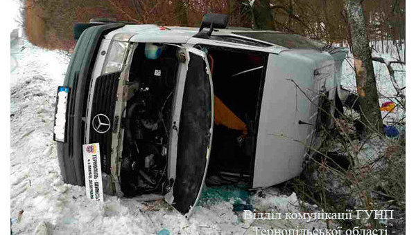 Микроавтобус перевернулся в Тернопольской области