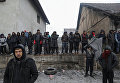 Мигранты участвуют в акции протеста за пределами заброшенного склада в Белграде