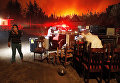 Чилийцы с вещами во время эвакуации в коммуне Вичукен в районе Мауле в результате лесных пожаров