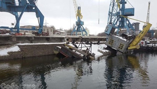 Затонувшая баржа с мазутом в Каменском Днепропетровской области