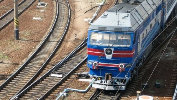 Поезд на путях станции в Украине. Архивное фото