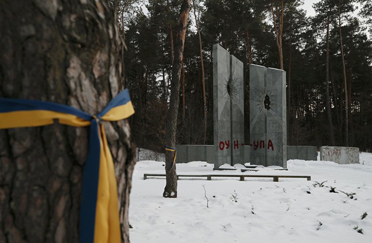 Вандалы осквернили польское военное кладбище под Киевом. На на польской части кладбища нарисовано СС Галичина, а на украинской — ОУН-УПА.