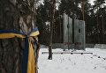 Вандалы осквернили польское военное кладбище под Киевом. На на польской части кладбища нарисовано СС Галичина, а на украинской — ОУН-УПА.