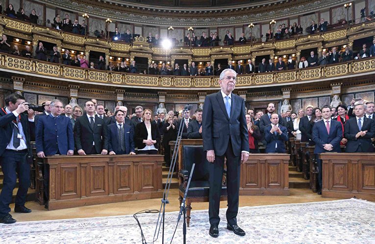 Бывший лидер партии Зеленых, 73-летний экономист на пенсии Александр Ван дер Беллен официально стал девятым президентом Австрии. Церемония инаугурции.