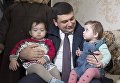 Премьер Владимир Гройсман в ходе визита в Хмельницкую область посетил многодетную семью