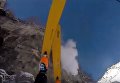 Американский горнолыжник заснял свое падение с 40-метровой скалы