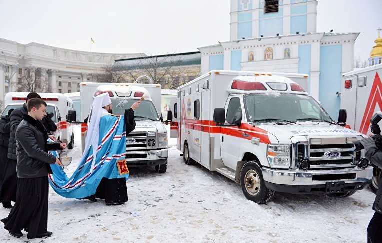 На Михайловской площади в Киеве освятили десять машин скорой помощи, которые Канада передала в больницы разных областей Украины