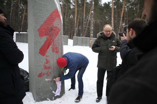 Работы по очистке оскверненных вандалами монументов в Быковне