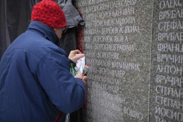 Работы по очистке оскверненных вандалами монументов в Быковне