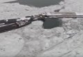 Несколько барж попали в ледовую западню на Дунае. Видео