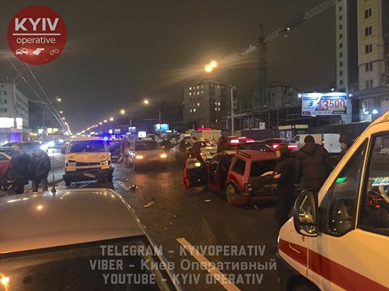 В Киеве на проспекте Победы столкнулись семь автомобилей