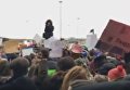 Протест в аэропорту Нью-Йорка из-за указа Трампа о въезде в США. Видео