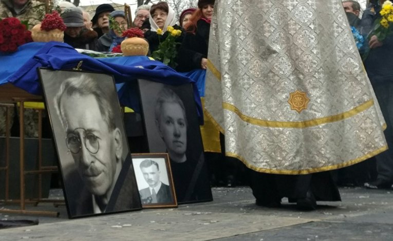 Церемония перезахоронения останков поэта Александра Олеся и его супруги в Киеве