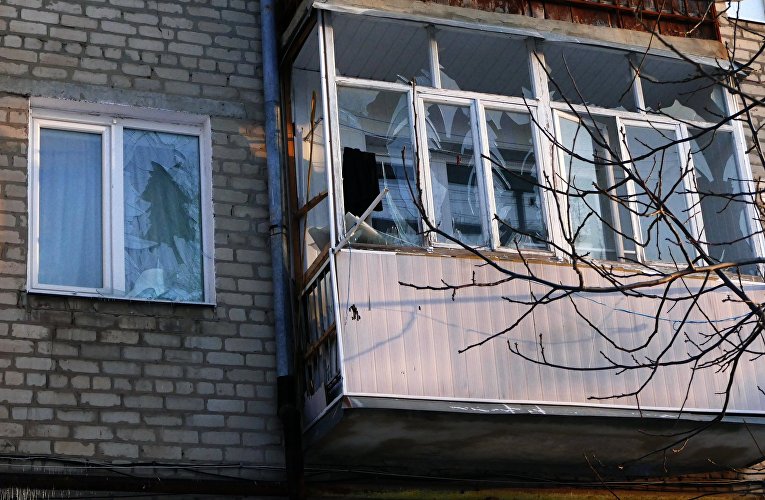 Разбитые окна в жилом доме в городе Докучаевск
