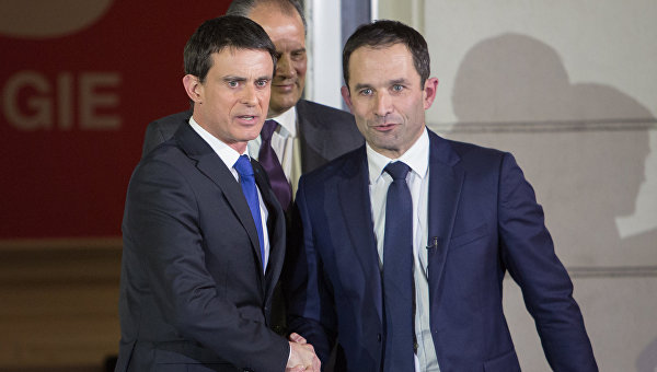 Кандидаты в президенты от Социалистической партии Франции Мануэль Вальс и Бенуа Амон (справа) выходят к прессе в центральном офисе Социалистической партии в Париже.