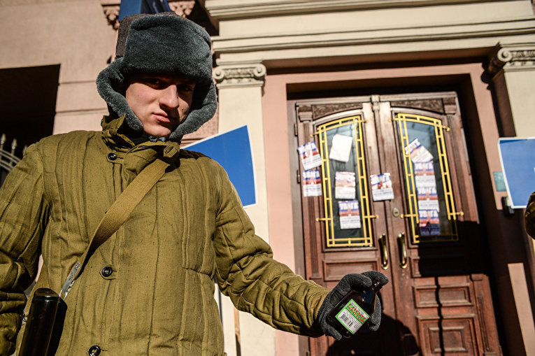 Азов против дочек российских банков в Киеве
