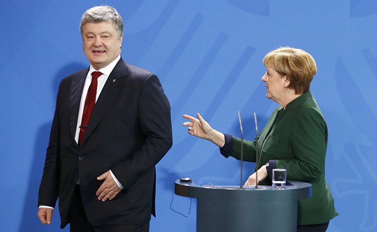 Президент Украины Петр Порошенко и канцлер Германии Ангела Меркель на брифинге в Берлине