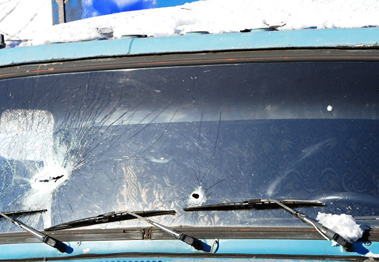 Поврежденное лобовое стекло грузового автомобиля в Куйбышевском районе Донецка, пострадавшее в результате обстрела