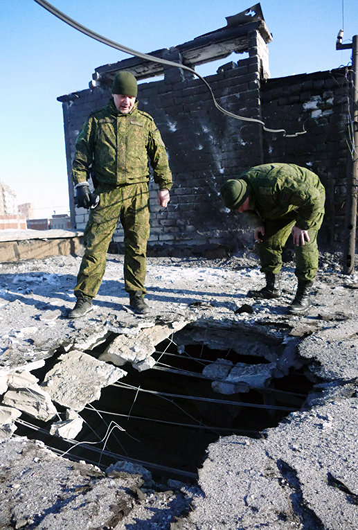 Поврежденная крыша 9-ти этажного жилого здания по улице Куйбышева в Донецке, пострадавшая в результате обстрела