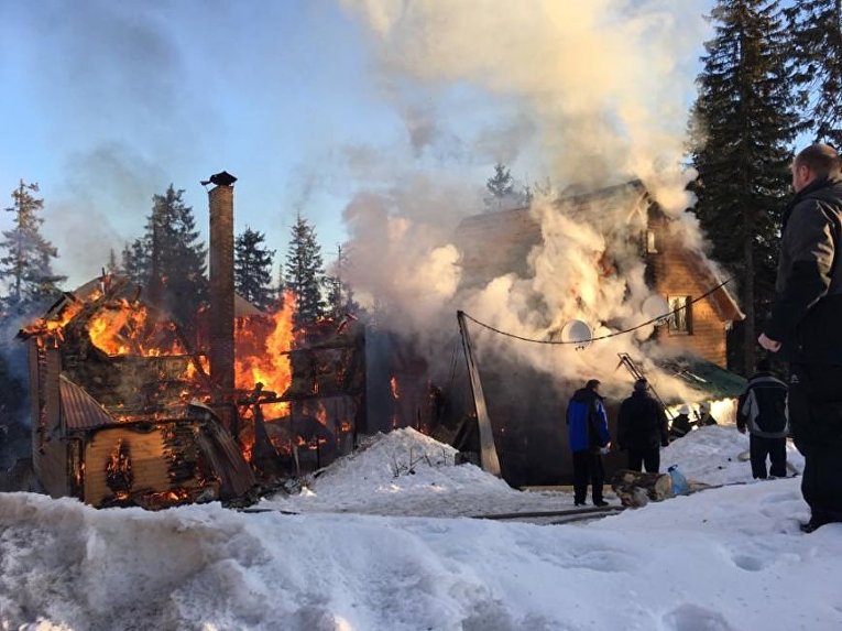 Два корпуса гостиницы сгорели на горнолыжном курорте Драгобрат в Закарпатской области сгорели. Очагом пожара стал чердак одного из частных двухэтажных деревянных садовых домиков площадью 8х8 м