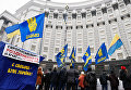 Участники акции против строительства новых ТЭС в Украине у здания Верховной Рады Украины в Киеве