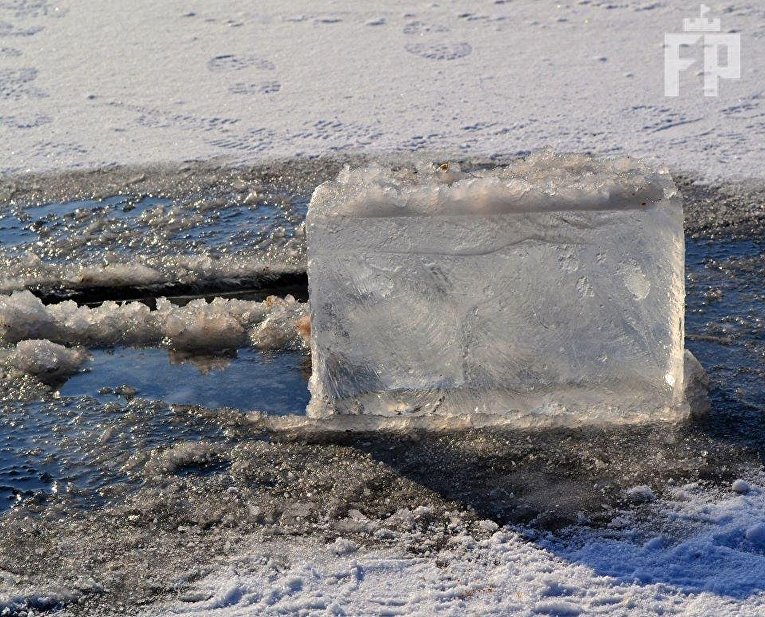 В Запорожье на замерзшем Днепре создали ледяную карусель