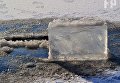 В Запорожье на замерзшем Днепре создали ледяную карусель