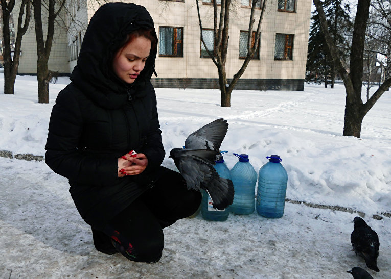 Жизнь в донецке. Девушка которую подкармливают. Люди набирают воду Донецк. Донецк Повседневная жизнь.