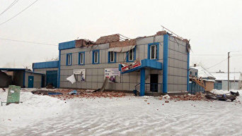 Поврежденное здание после обстрела в Авдеевке