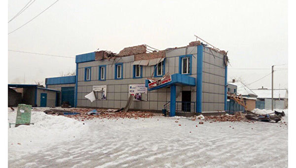 Поврежденное здание после обстрела в Авдеевке
