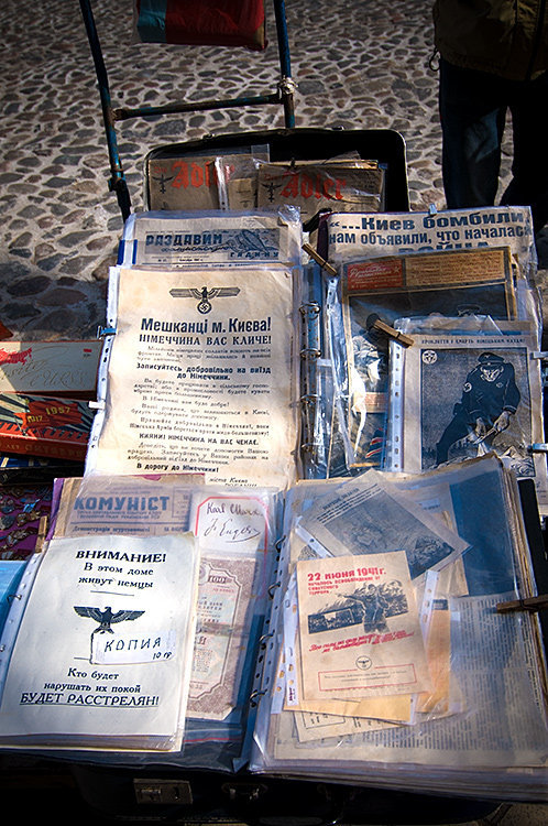 Торговля товарами с советской символикой на Андреевском спуске в Киеве. Архивное фото