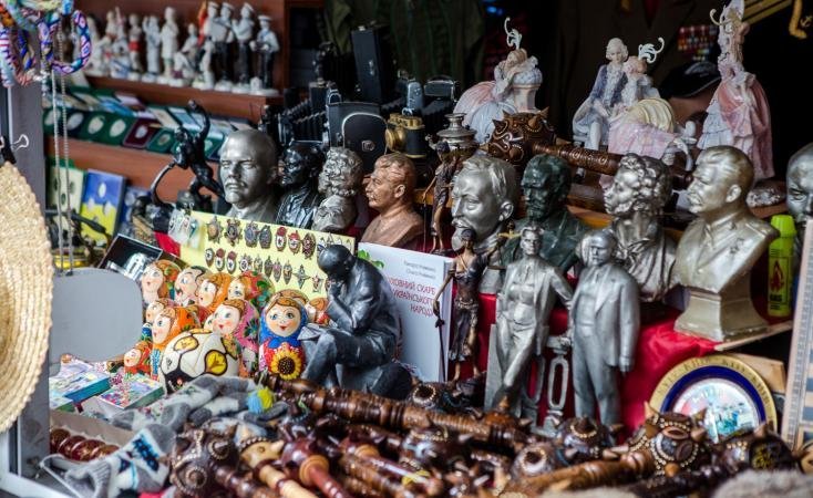 Бюсты В.Ленина и И.Сталина - торговля в Киеве. Архивное фото