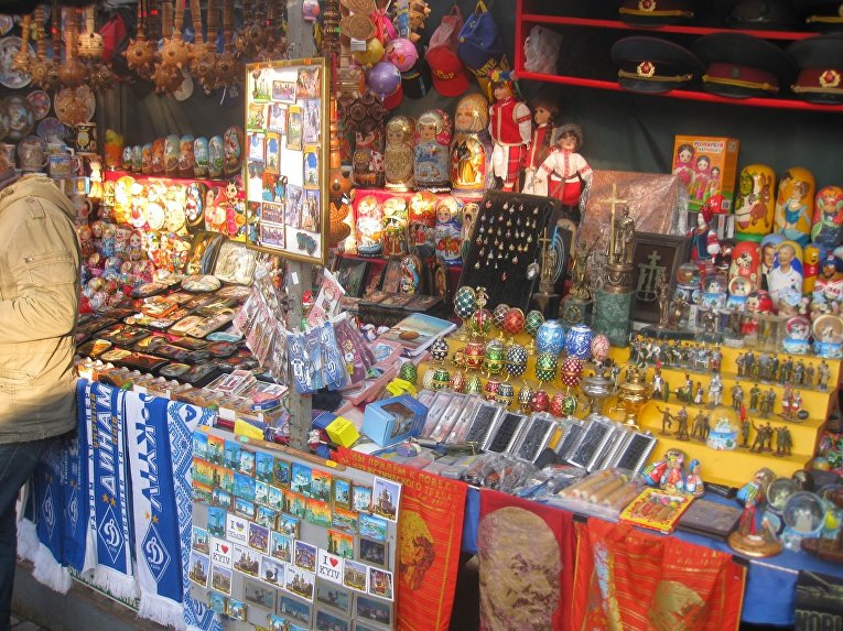 Торговля товарами в Киеве, на которых изображена запрещенная символика. Архивное фото