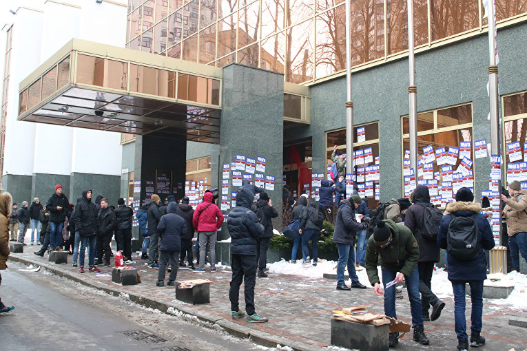 Протест Нацкорпуса, созданного на базе Азова, возле отделения Проминвестбанка
