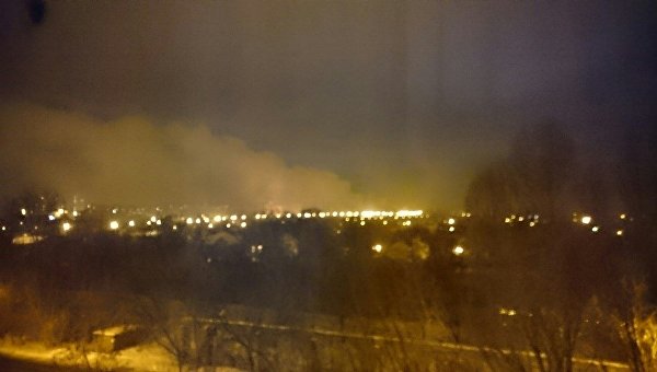 Столб дыма после мощного взрыва в Донецке