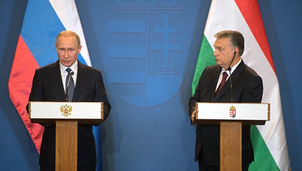 Президент РФ Владимир Путин и премьер-министр Венгрии Виктор Орбан (справа) во время совместной пресс-конференции по итогам встречи в Будапеште.