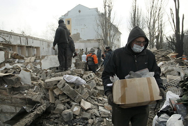 Члены МЧС самопровозглашенной ДНР расчищают завалы после обстрелов в Донецке