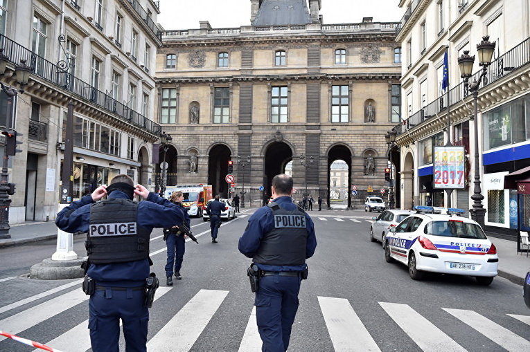 Французские полицейские патрулируют территорию у Лувра после того, как солдат выстрелил и тяжело ранил человека, который пытался напасть на него, Париж