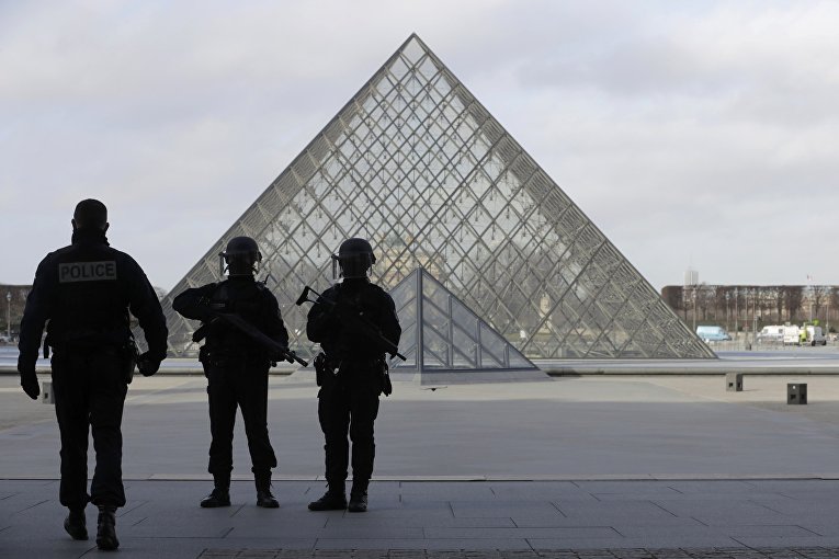 На месте нападения на военных у Лувра в Париже