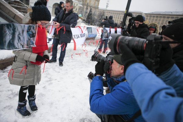 Акция в поддержку жителей Авдеевки SaveAvdiivka на Майдане в Киеве