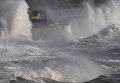 Огромные волны шторма Дорис обрушились на берега Британии