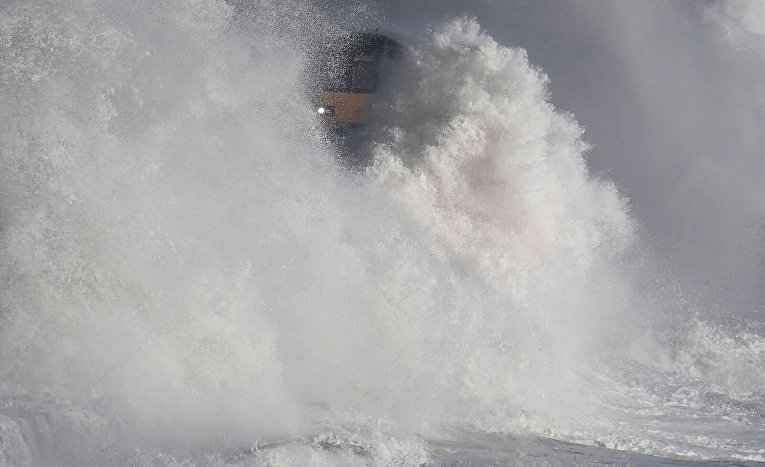 Огромные волны шторма Дорис обрушились на берега Британии