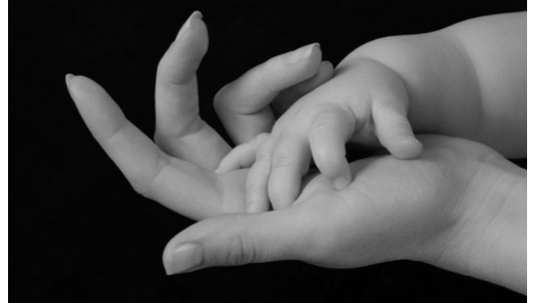 Рука младенца. Архивное фото