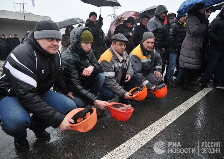 Акция протеста работников Бурштынской ТЭС в Украине