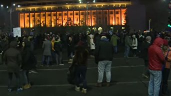 Сотни тысяч протестующих требуют отставку правительства в Румынии. Видео