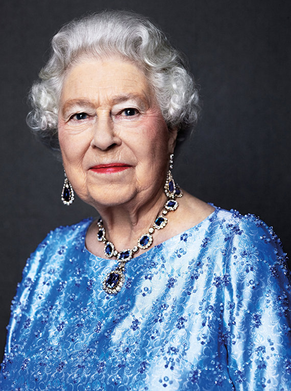 Королева Елизавета II отмечает 65-ую годовщину вступления на престол. Королева Елизавета одета сапфировый комплект, подаренный ей королем Георгом VI в качестве свадебного подарка в 1947 году