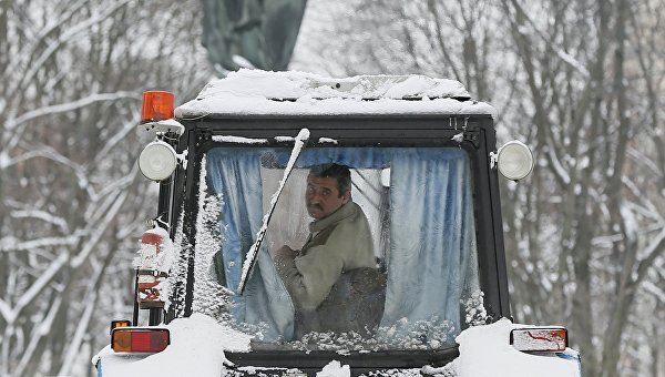 Киев накрыл снегопад - уборка снега