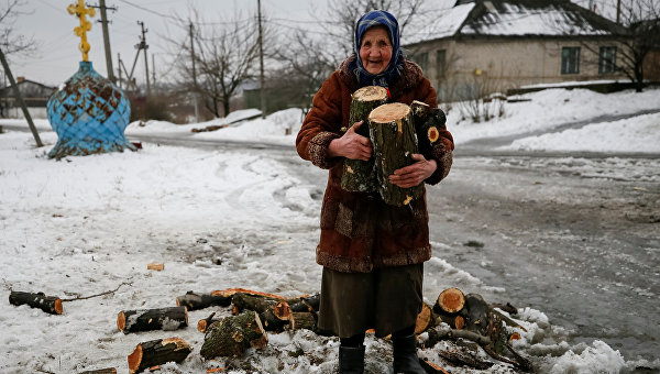 Пожилая жительница села в Украине