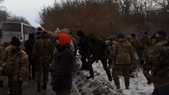 Кадры с места стычек спецназа и участников блокады Донбасса. Видео